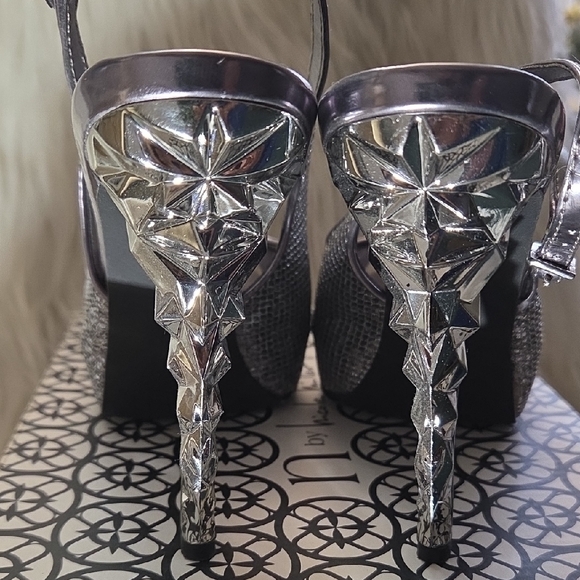 Elegant Silver Peep-Toe Slingback Heels - Picture 3 of 4